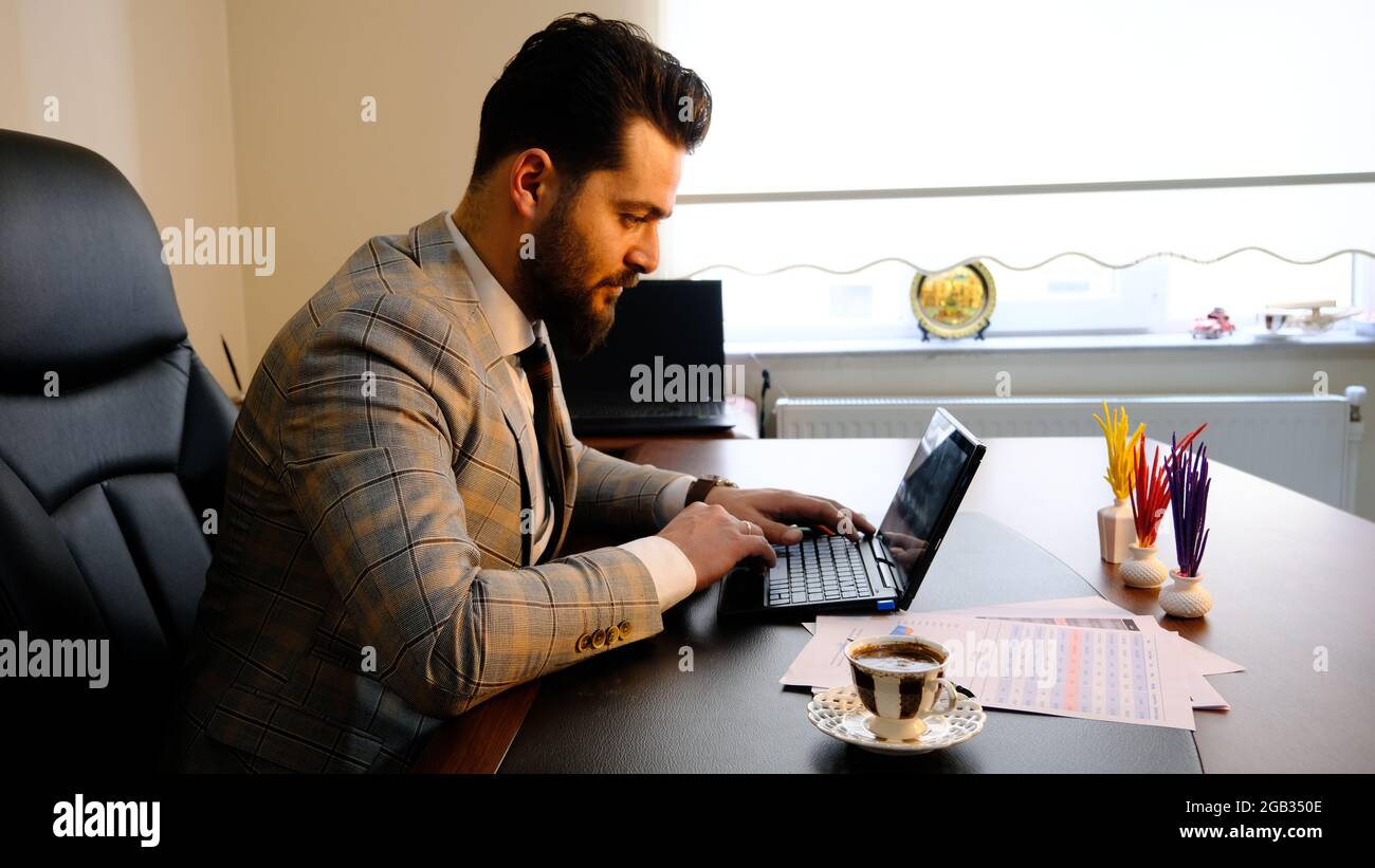 hombre de negocios que trabaja con computadora en el escritorio de la oficina. Foto de stock