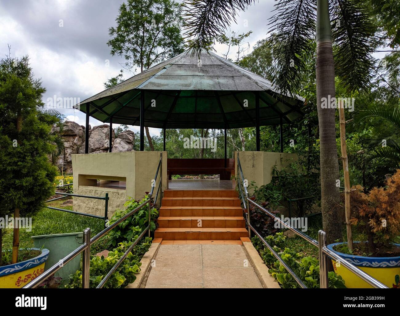 Una vista de un lugar turístico relajante en el jardín natural de rocas de arco en Tirumala: Tirumala, Andhra Pradesh, India-Julio 10,2021 Foto de stock