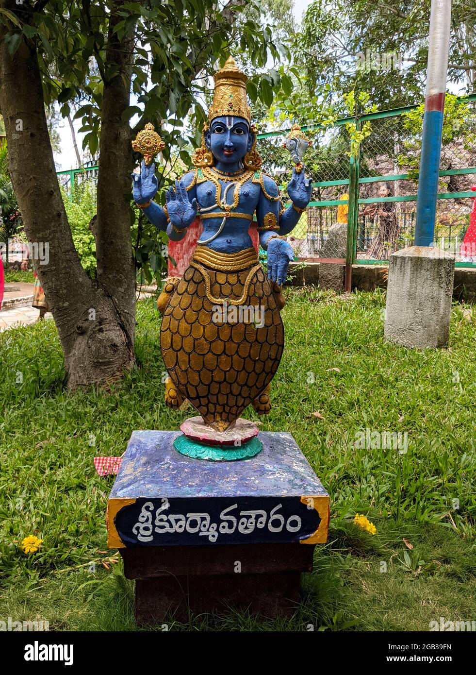 Una vista vertical larga del ídolo avatar de Kurma en el jardín natural de la roca del arco en Tirumala: Tirumala, Andhra Pradesh, India-Julio 10,2021 Foto de stock