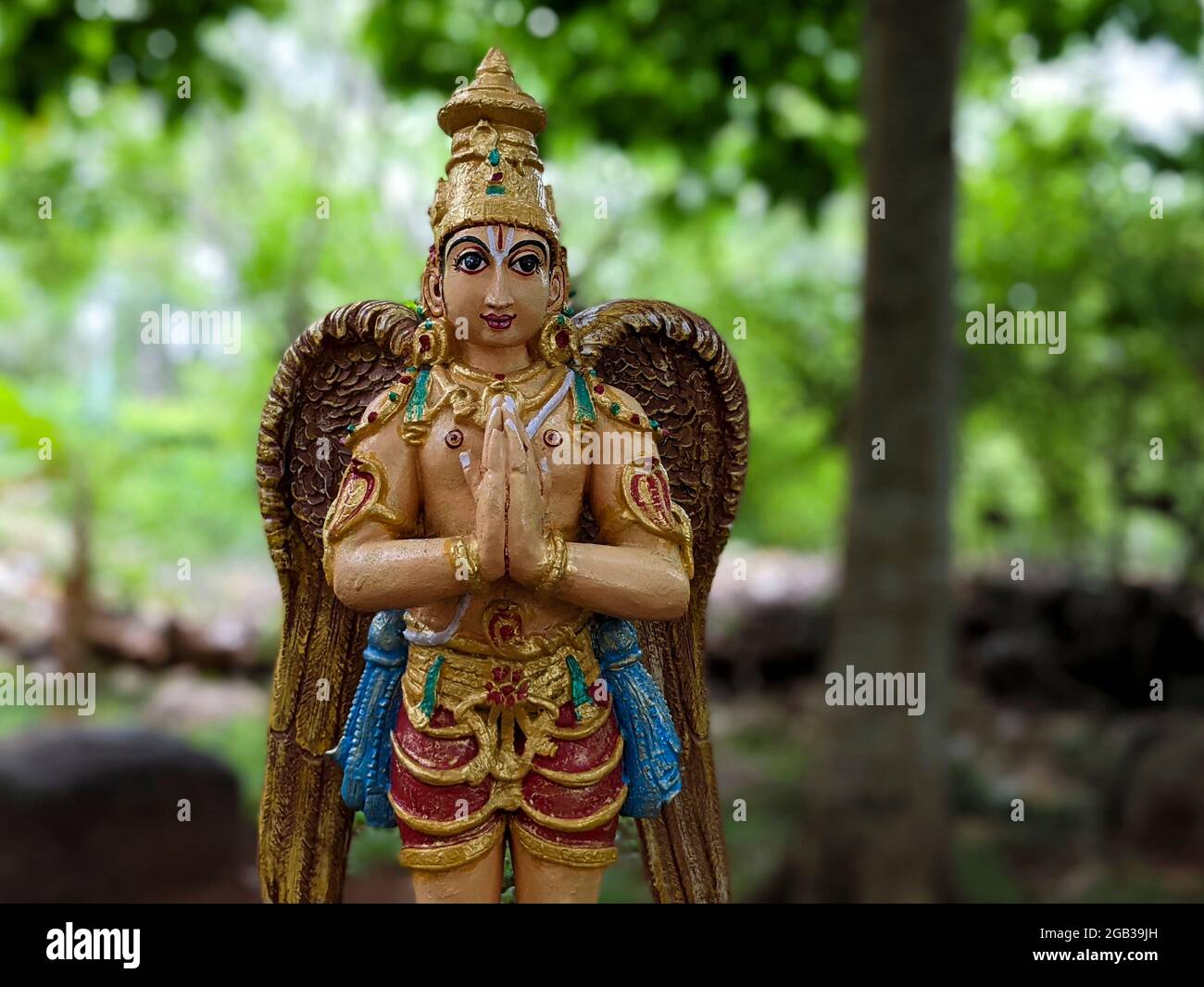 Una vista frontal cercana del ídolo Garuda en el jardín natural de rocas en Tirumala: Tirumala, Andhra Pradesh, India-Julio de 10,2021 Foto de stock