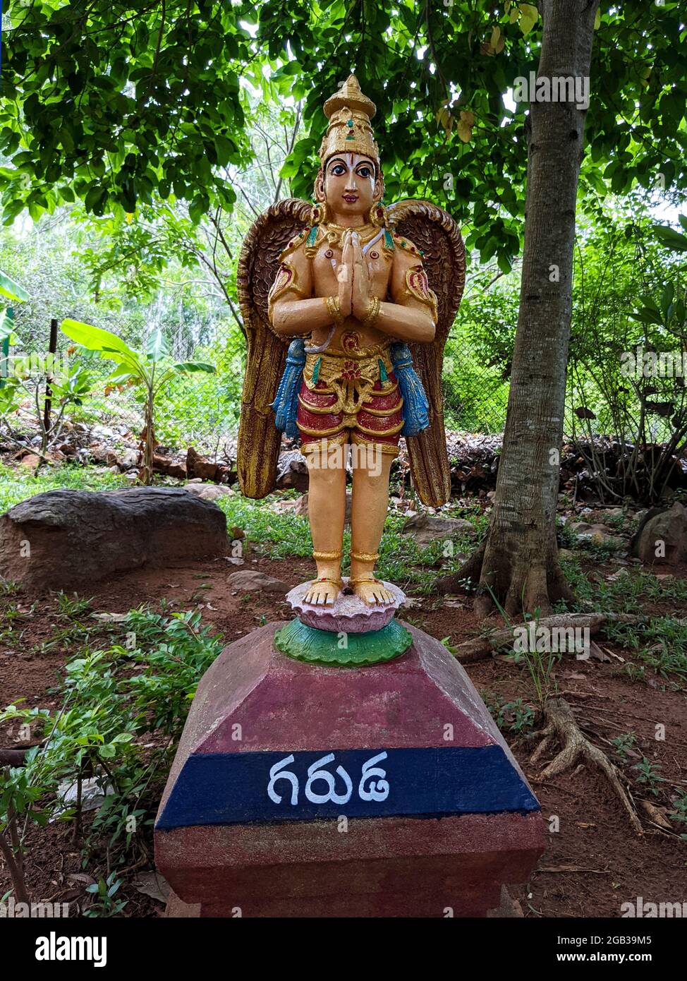 Un largo disparo de la estatua de Garuda en pie en el arco natural del jardín de roca en Tirumala: Tirumala, Andhra Pradesh, India-Julio de 10,2021 Foto de stock