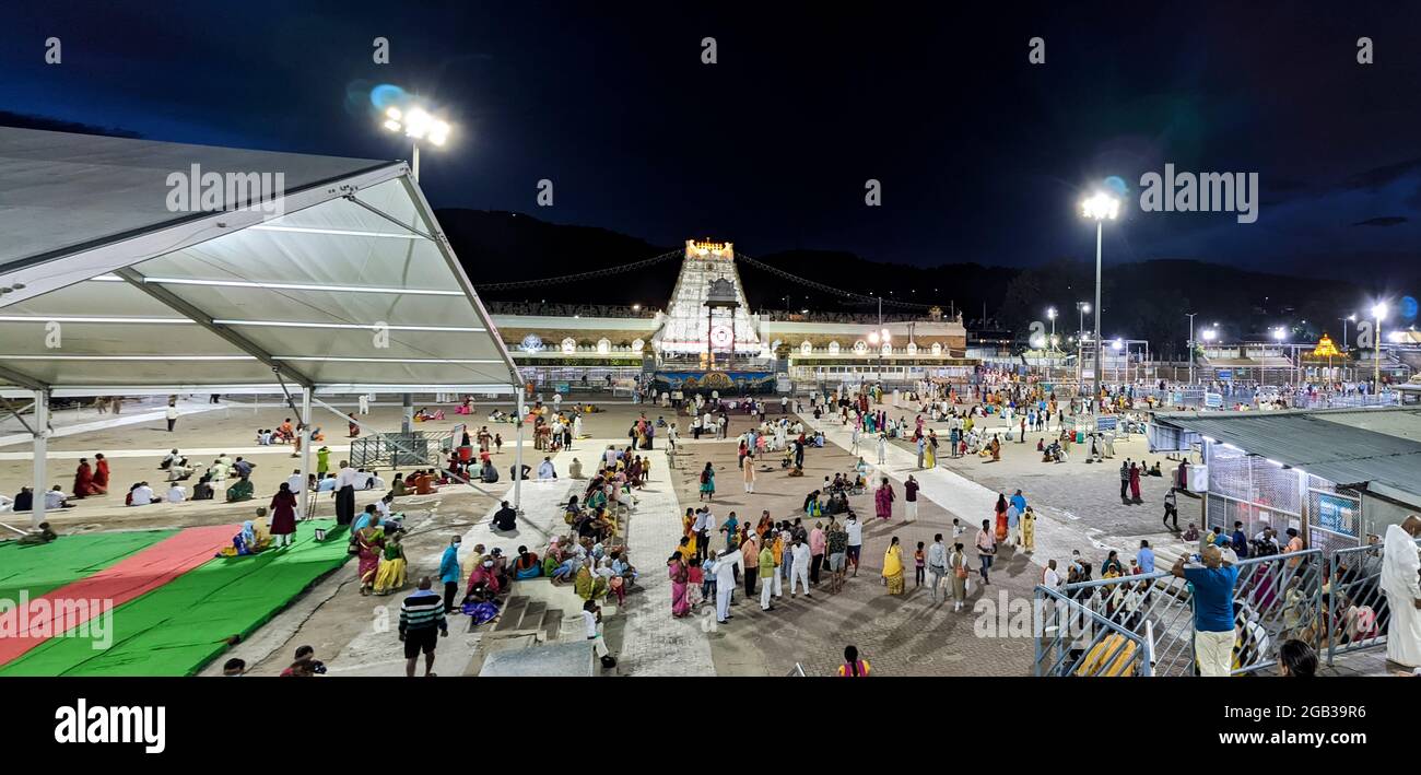 Una vista panorámica superior de los devotos reunidos en el templo Tirupati: Tirumala, Andhra Pradesh, India-Julio 9,2021 Foto de stock