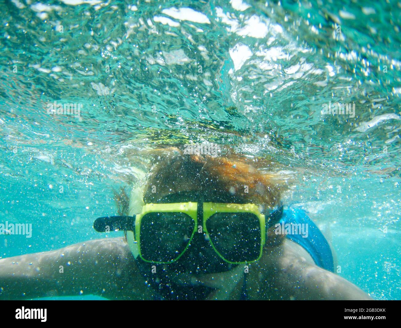 foto horizontal de mujer bajo el agua con gafas de buceo Foto de stock