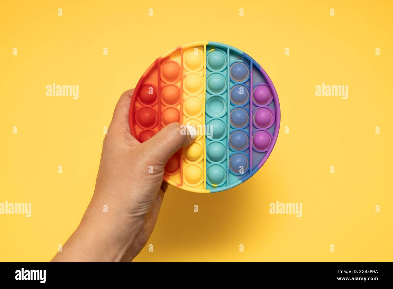 Juguete pop él. Color arco iris. Juguete antiestrés para niños y adultos.  Vista superior Fotografía de stock - Alamy