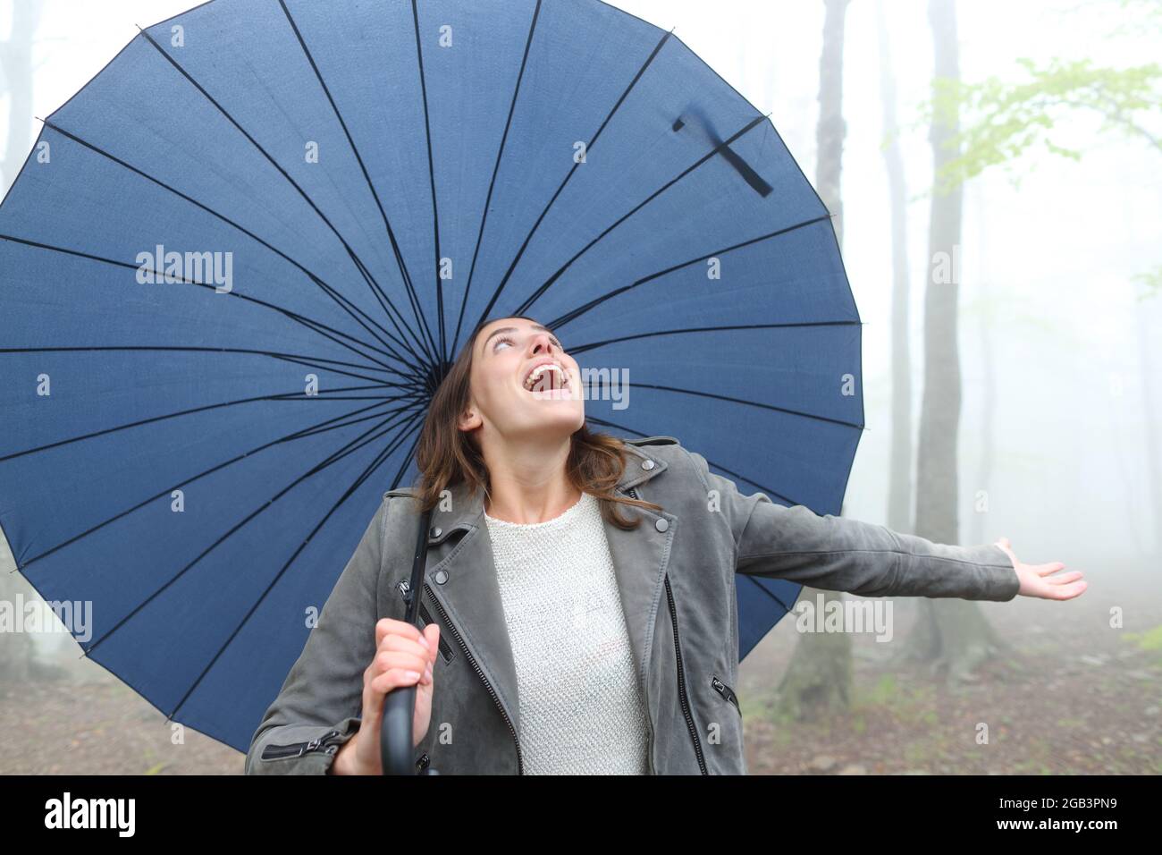 Paraguas grande fotografías e imágenes de alta resolución - Alamy