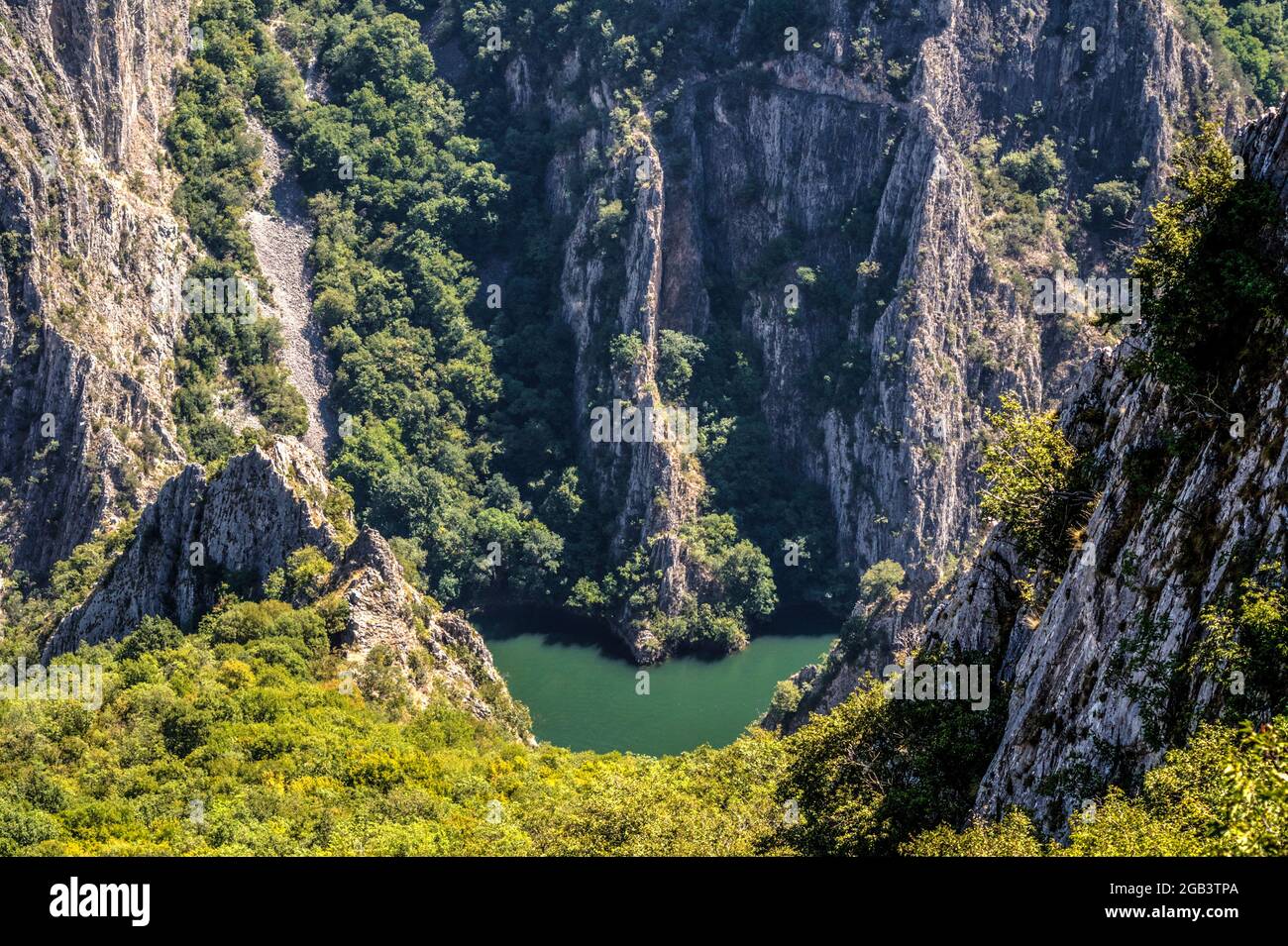 Mirando desde la distancia desde tierra alta en el cañón. Foto de stock