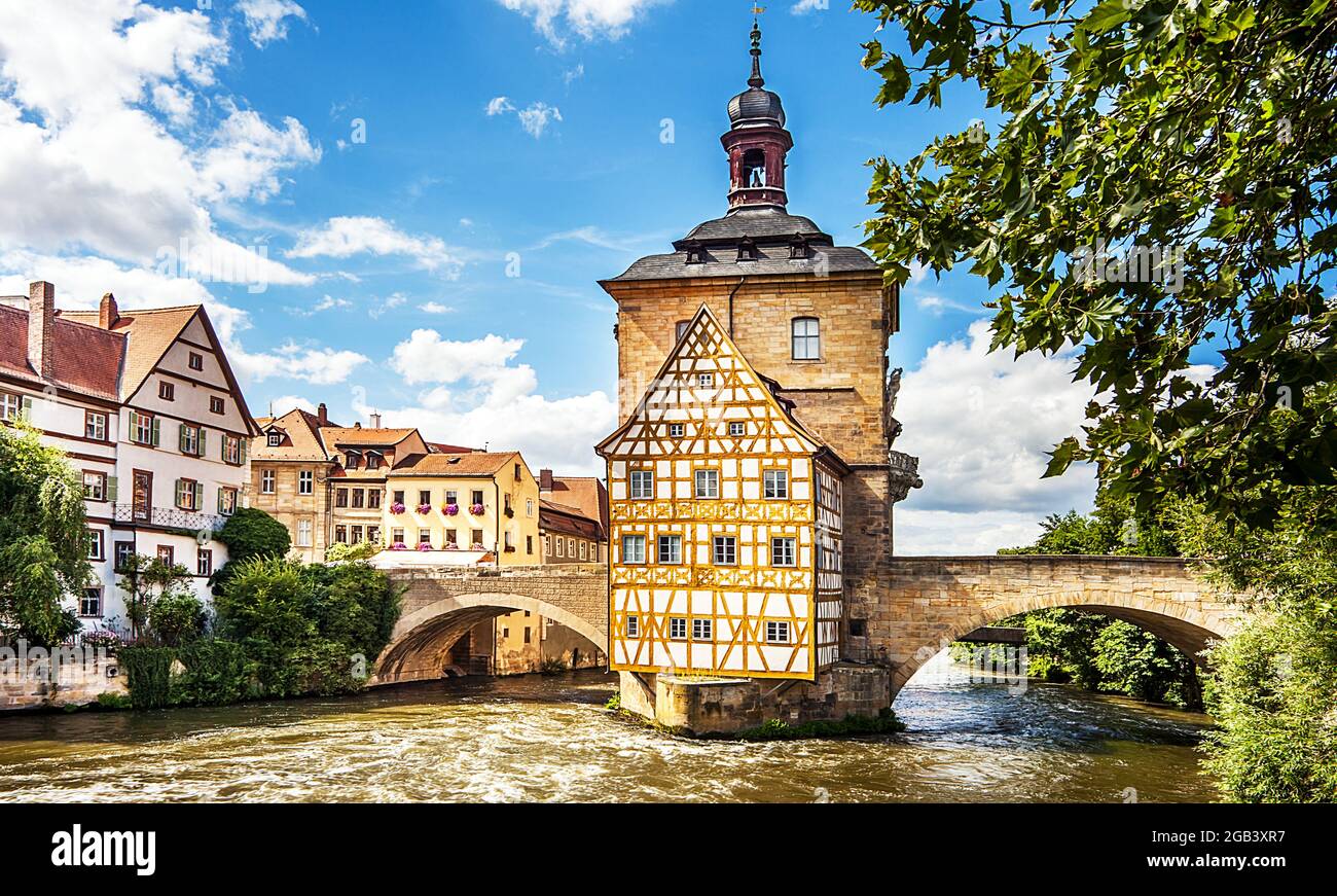 El antiguo ayuntamiento de Bamberg, en el río Regnitz, en la región administrativa de Alta Franconia, en Baviera, Alemania Foto de stock