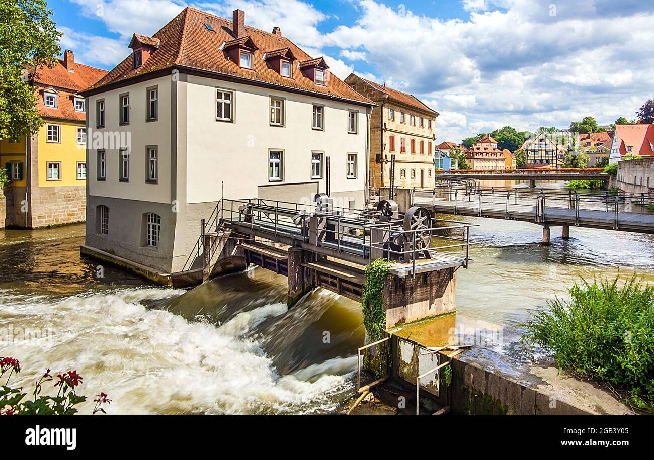 Bamberg weir a la izquierda brazo de Regnitz Alta Franconia Baviera Alemania Foto de stock
