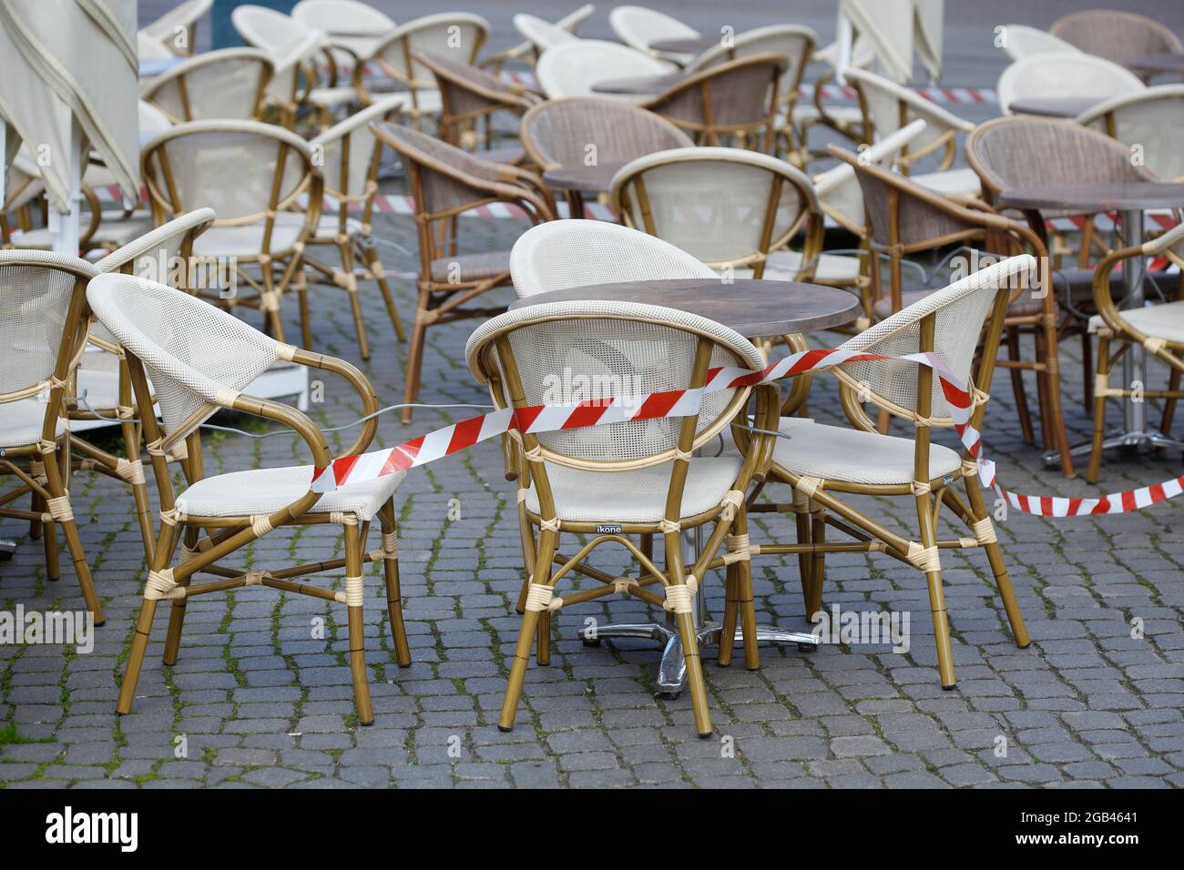 Cinta de barrera y sillas y mesas vacías de un café en el mercado de Bremen, cerrado debido a Coronavirus, Bremen, Alemania, Europa Foto de stock