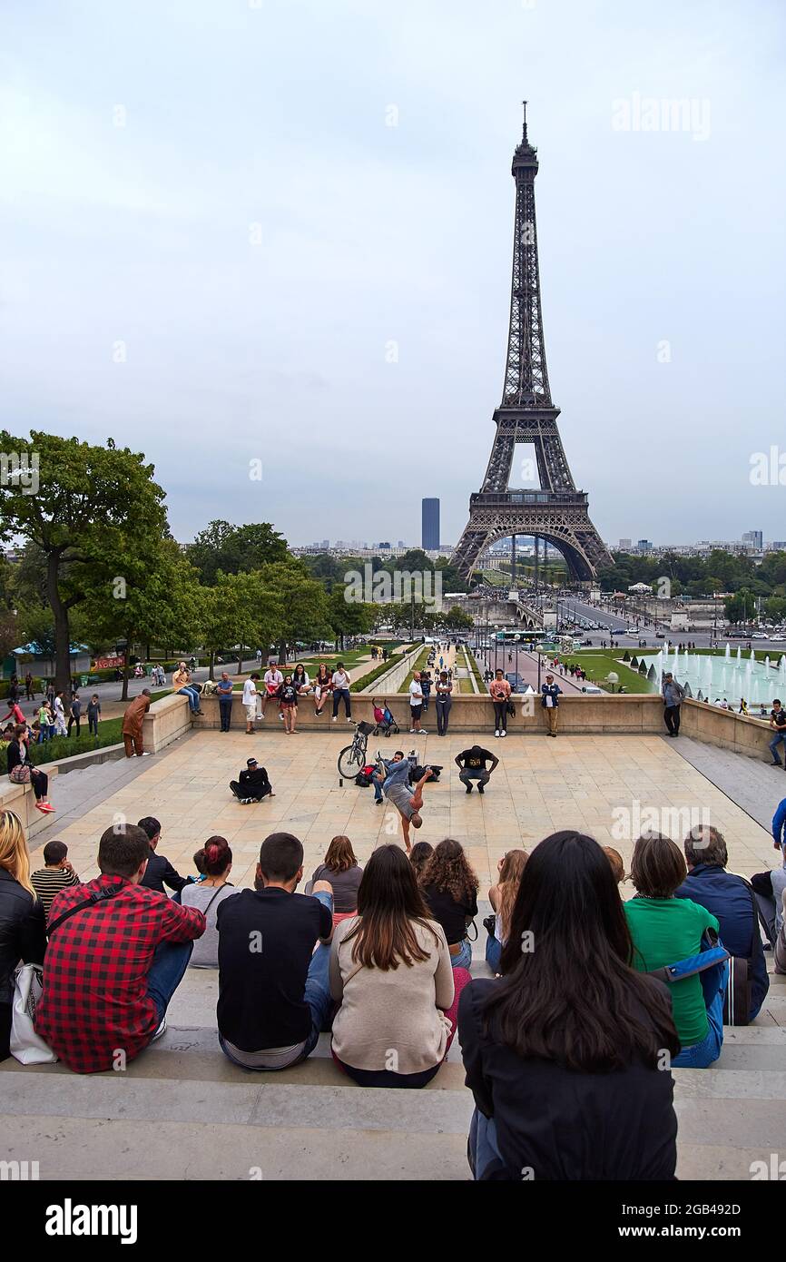 Hermosa vista de la famosa Torre Eiffel en París, Francia. Los mejores  destinos de París en Europa Fotografía de stock - Alamy