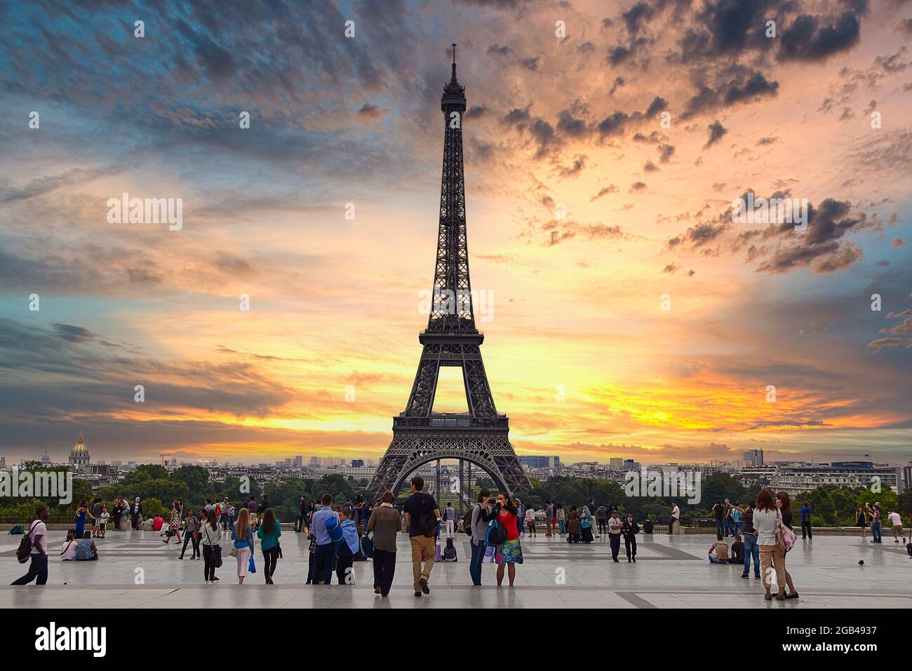Hermosa vista de la famosa Torre Eiffel en París, Francia. Los mejores  destinos de París en Europa. Espectacular cielo de puesta de sol Fotografía  de stock - Alamy