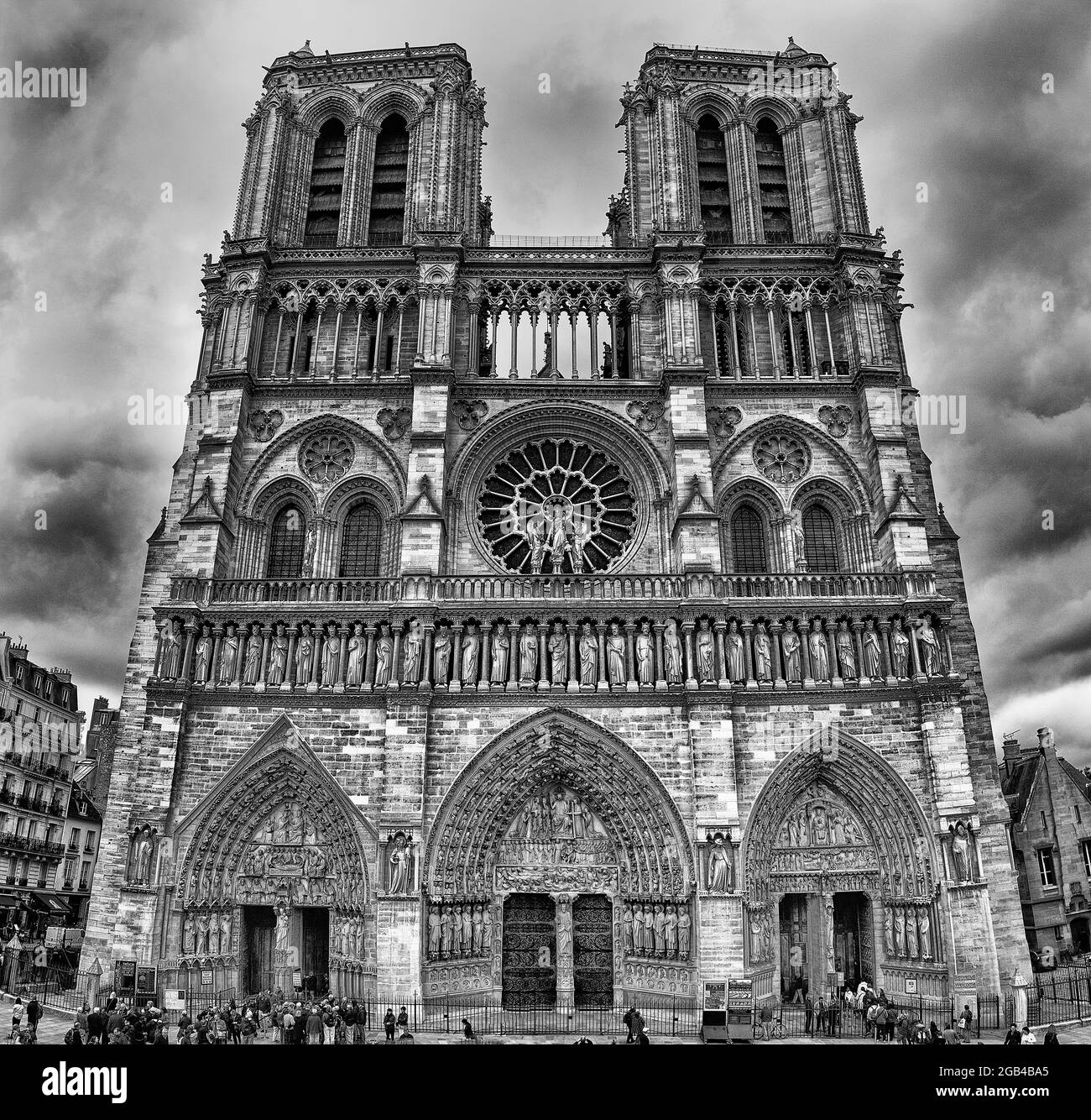 La catedral gótica francesa en el centro de París - Vista frontal de Notre- Dame de París es una catedral católica medieval - Negro y blanco Fotografía de stock - Alamy La catedral gótica francesa en el centro de París - Vista frontal de Notre- Dame de París es una catedral católica medieval - Negro y blanco Fotografía de stock - Alamy