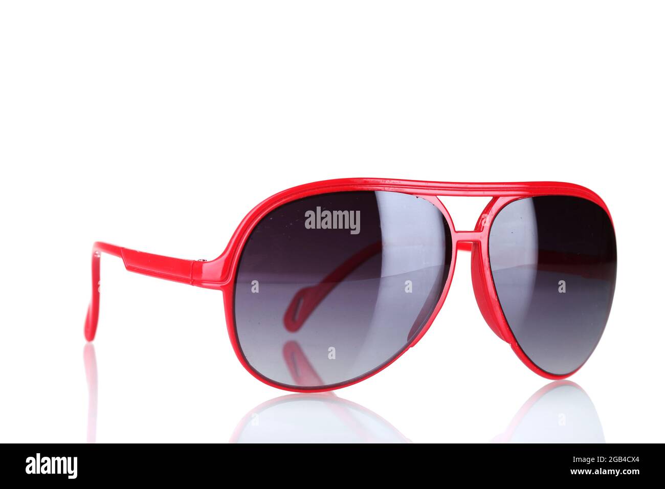 haz dos semanas Fangoso Gafas de sol rojas para mujer aisladas sobre blanco Fotografía de stock -  Alamy