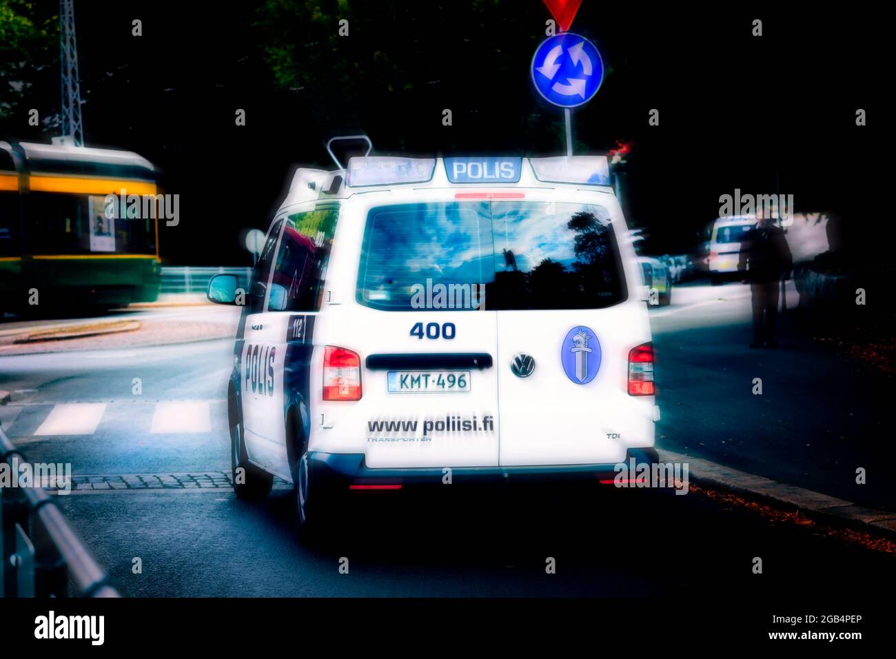Volkswagen Transporter Police Vehicle a velocidad en la calle, movimiento desenfocado, imagen editorial ilustrativa. Foto de stock