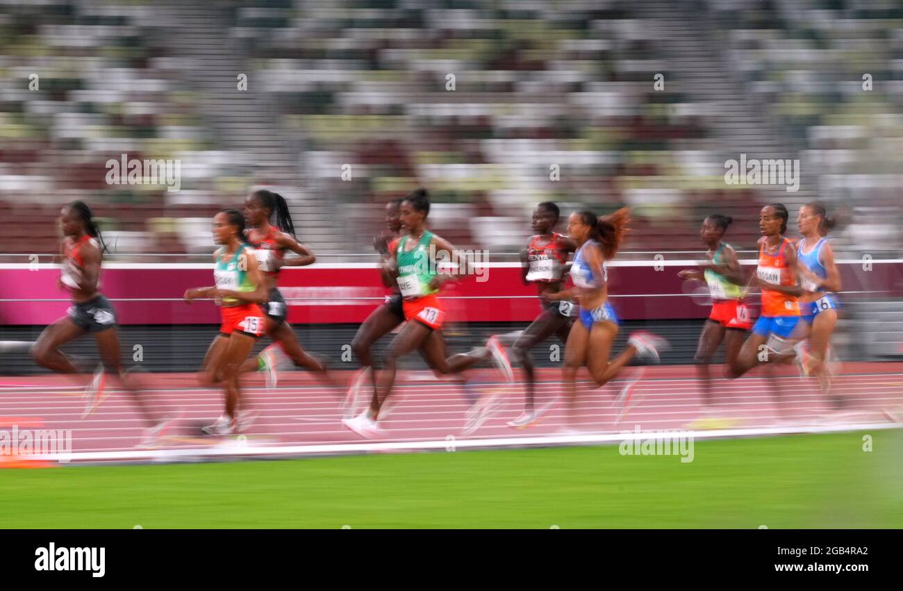 Juegos Olímpicos de Tokio 2020 - Atletismo - Final de las Mujeres 5000m - Estadio Olímpico, Tokio, Japón - 2 de agosto de 2021. Atletas compiten REUTERS/Aleksandra Szmigiel Foto de stock