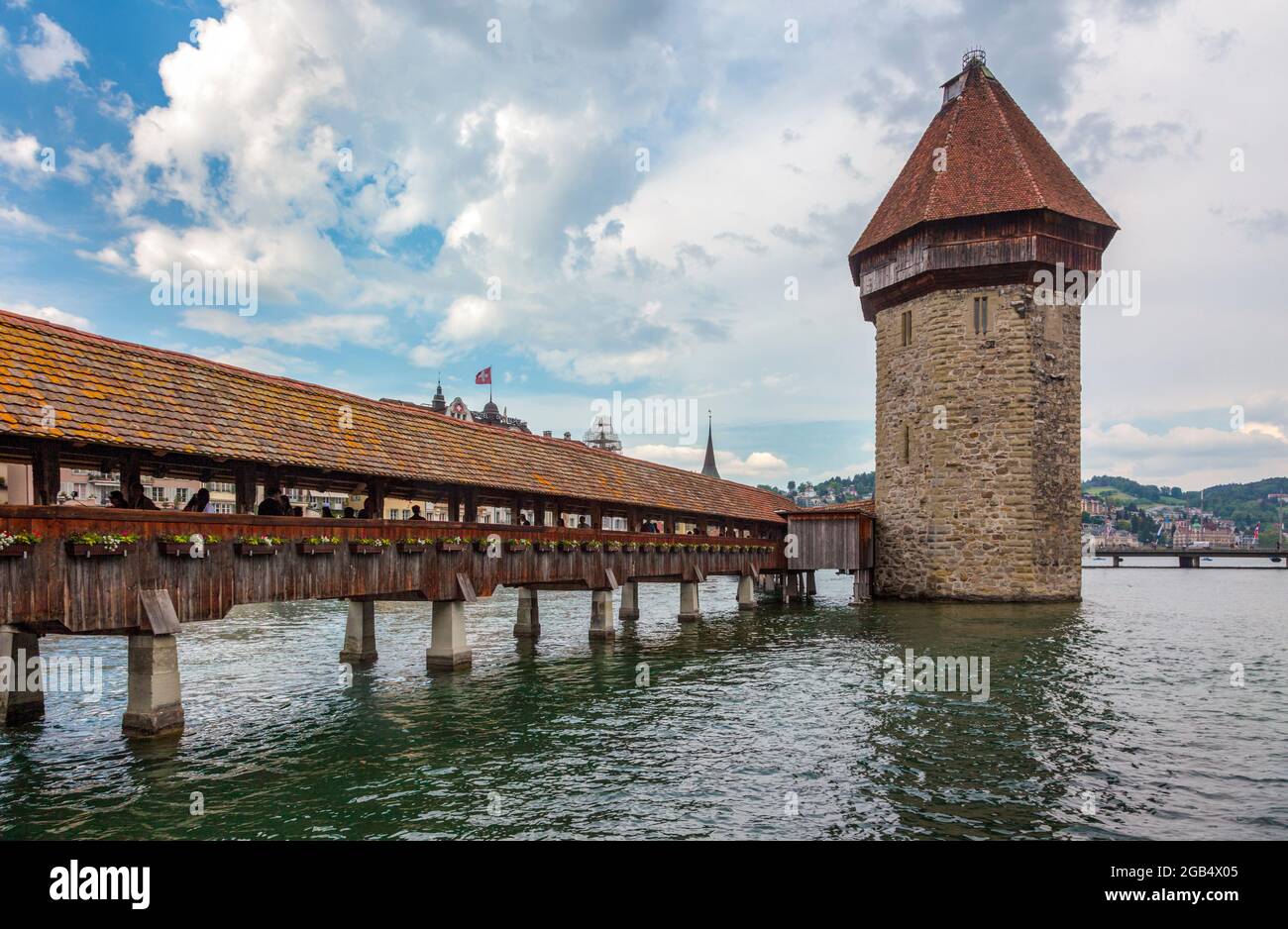 Capilla Puente sobre el río Reuss y la torre de agua Lucerna Suiza Foto de stock