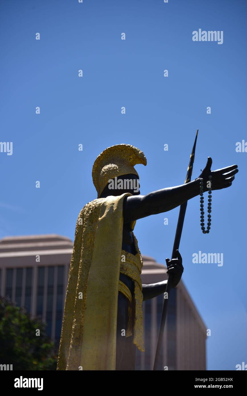 Oahu, Hola. EE.UU. 6/3/2021. Rey Kamehameha I (julio 1782-mayo 1819) Islas Hawaianas Unificadas alrededor de 1810. Escultor: Gould. bronce de 18 pies. Monumento estatal Foto de stock