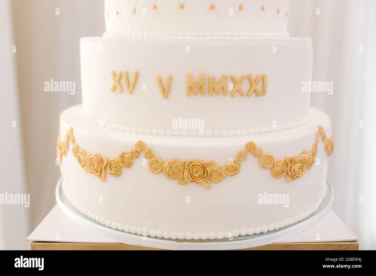 Pastel de boda blanco de cinco pisos decorado en estilo dorado. Hermosas  dulces para novio y novia Fotografía de stock - Alamy