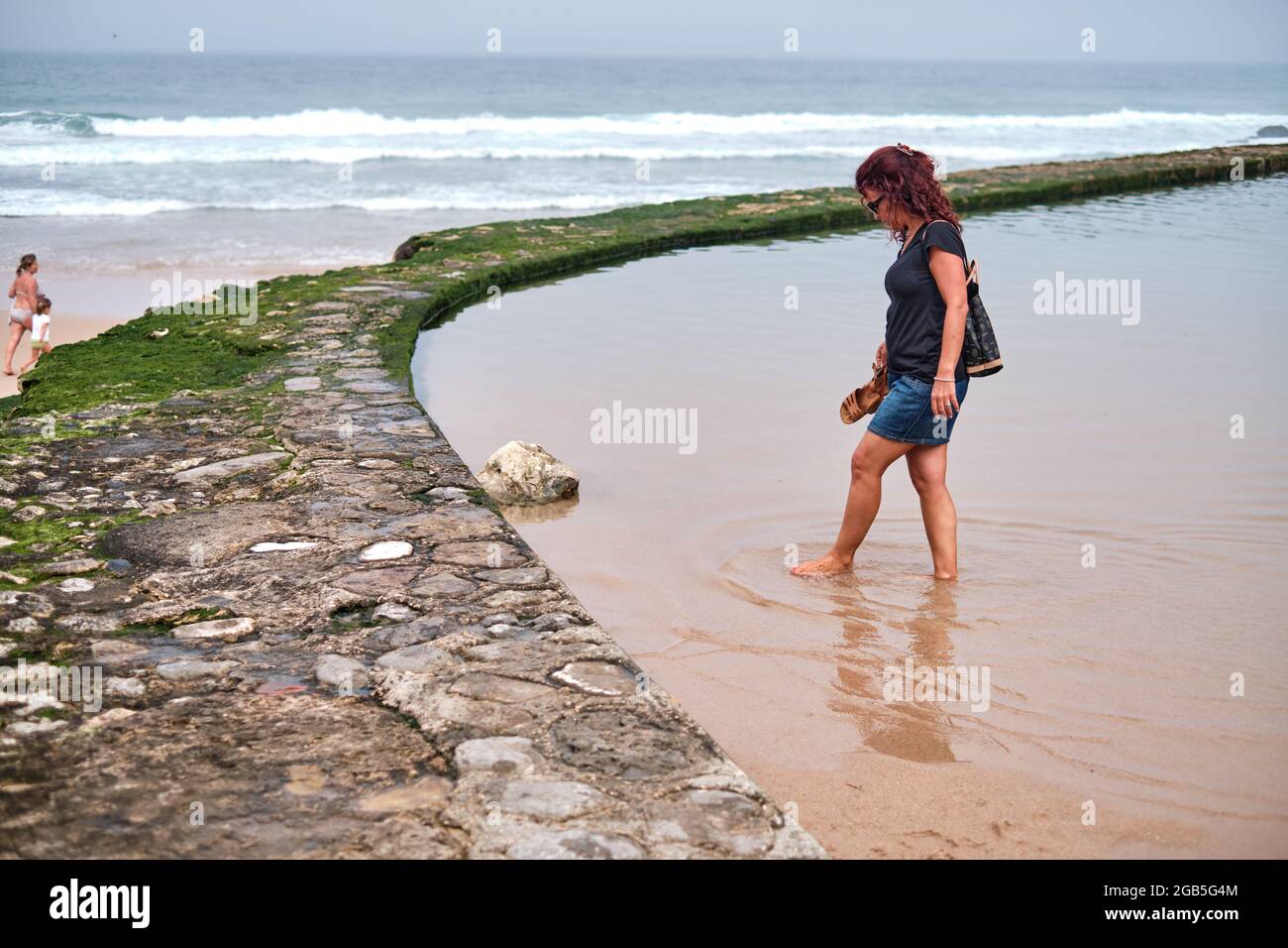 Vista de la villa turística de Azenhas do Mar en Portugal Foto de stock