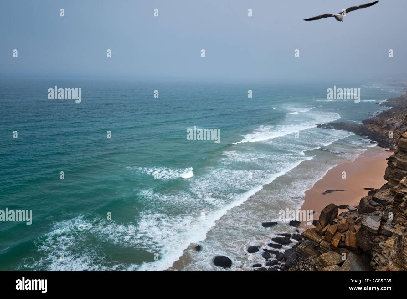 Vista de la villa turística de Azenhas do Mar en Portugal Foto de stock