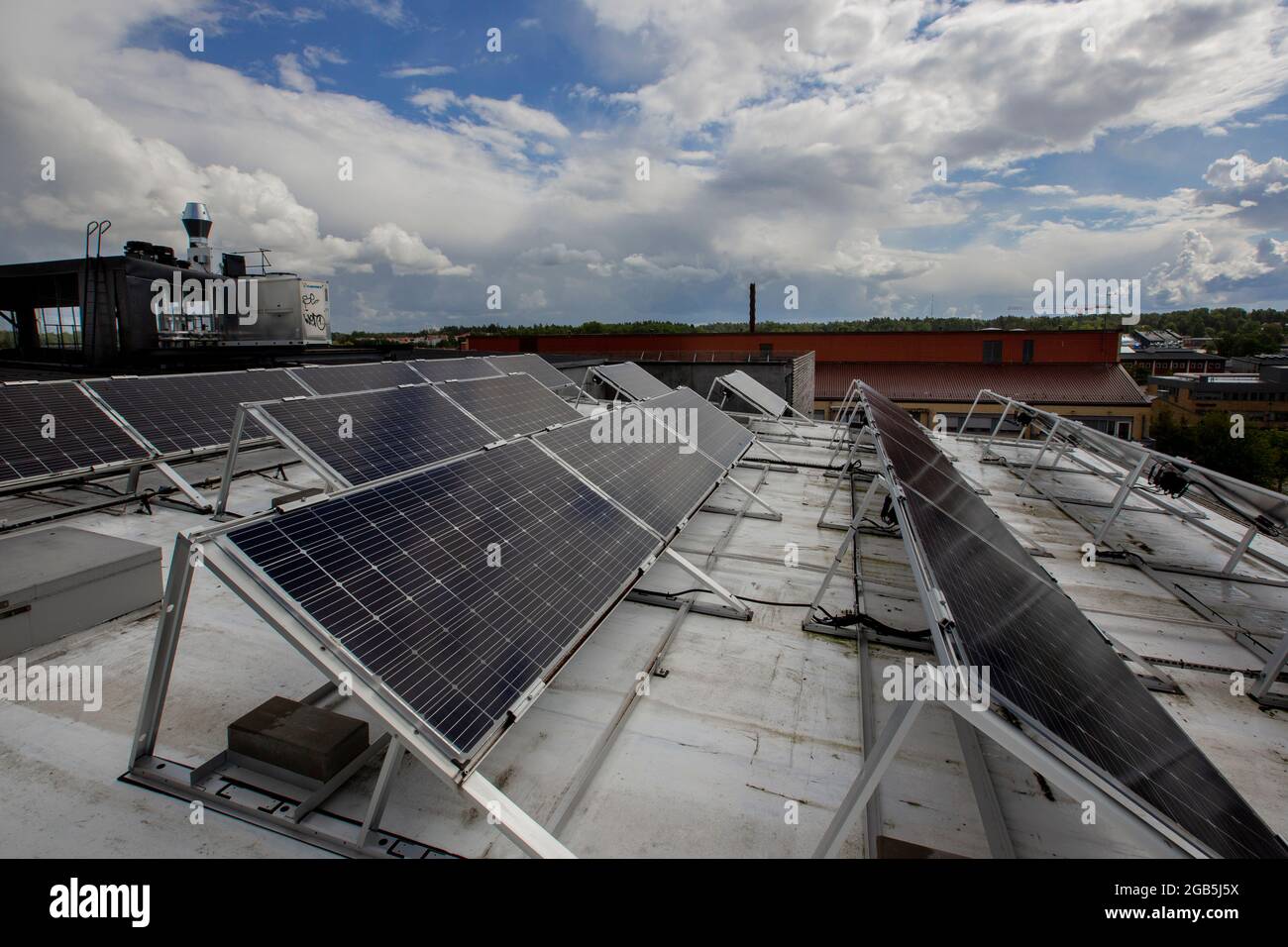 Colector solar en el techo de un edificio de apartamentos. Foto de stock
