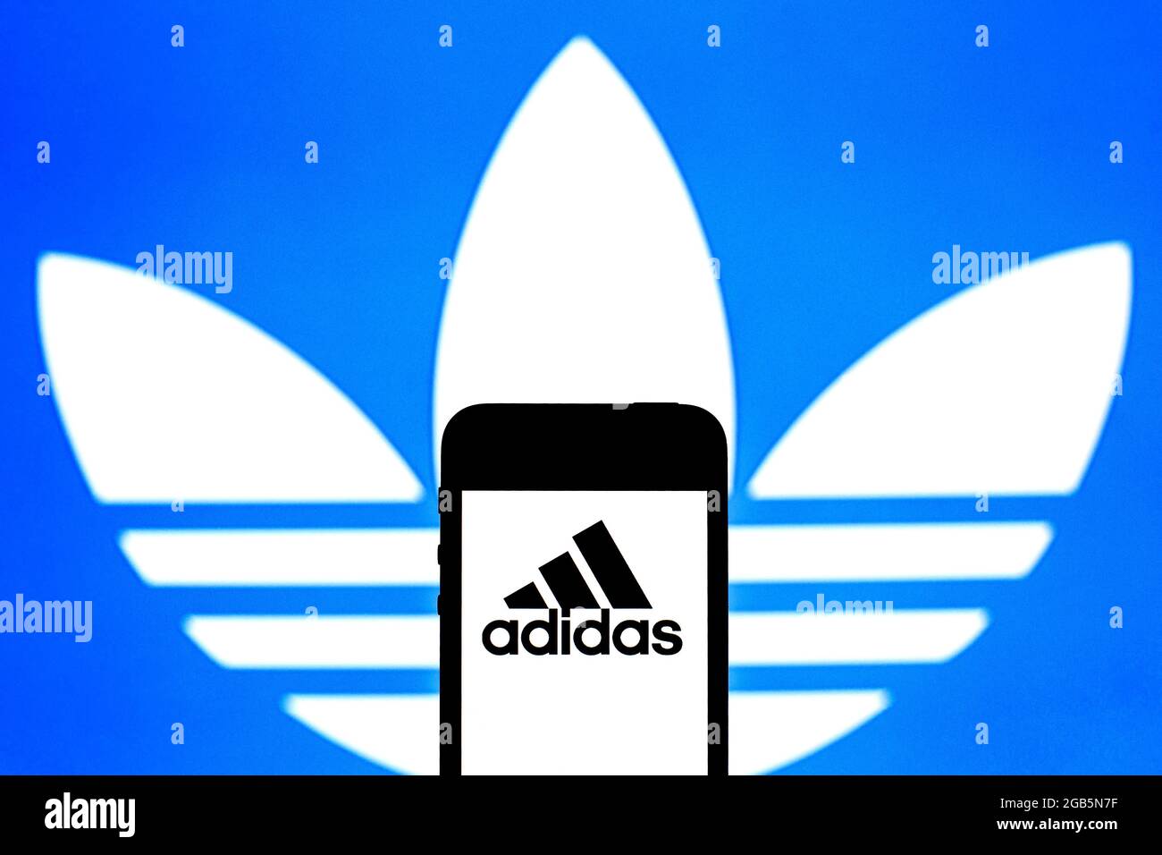 grueso lanzador Hermano En esta ilustración de la foto se muestra un logotipo de Adidas en un  smartphone y en el fondo. (Foto de Thiago Prudencio / SOPA Images/Sipa USA  Fotografía de stock - Alamy