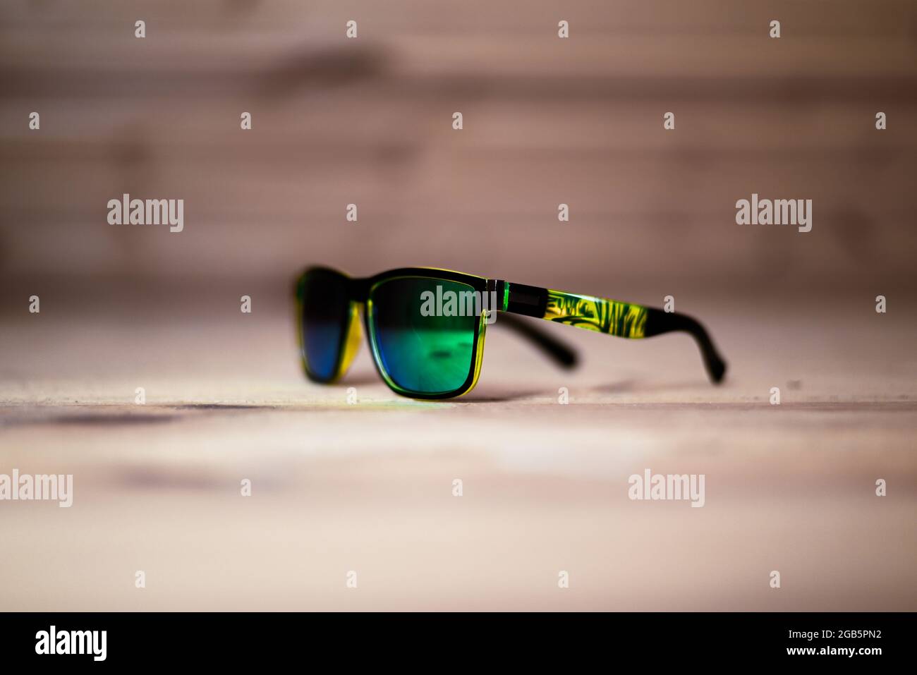 gafas de sol de color verde polarizador vintage sobre fondo de madera  Fotografía de stock - Alamy
