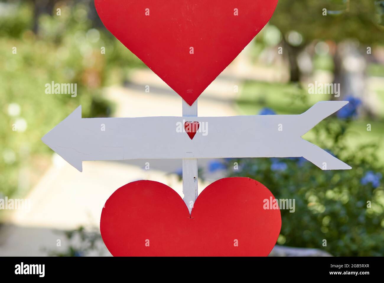 Póster de corazones con espacio libre para poner nombres, para ser utilizado en un hermoso jardín para bodas Foto de stock