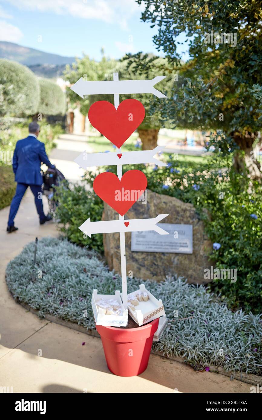 Póster de corazones con espacio libre para poner nombres, para ser utilizado en un hermoso jardín para bodas Foto de stock
