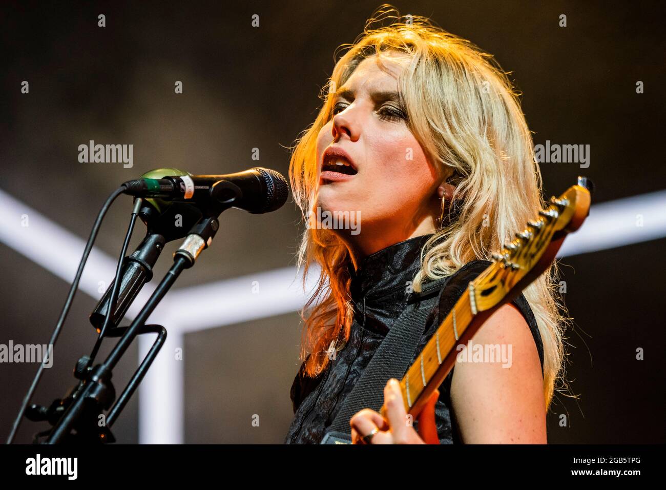 Henham Park, Suffolk, Reino Unido. 23 jul 2021. Wolf Alice juega en el Obelisk Arena - el 2021 Latitude Festival, Henham Park. Suffolk, regresa como un evento de prueba covid después de un año libre debido a la pandemia. Crédito: Guy Bell/Alamy Live News Foto de stock