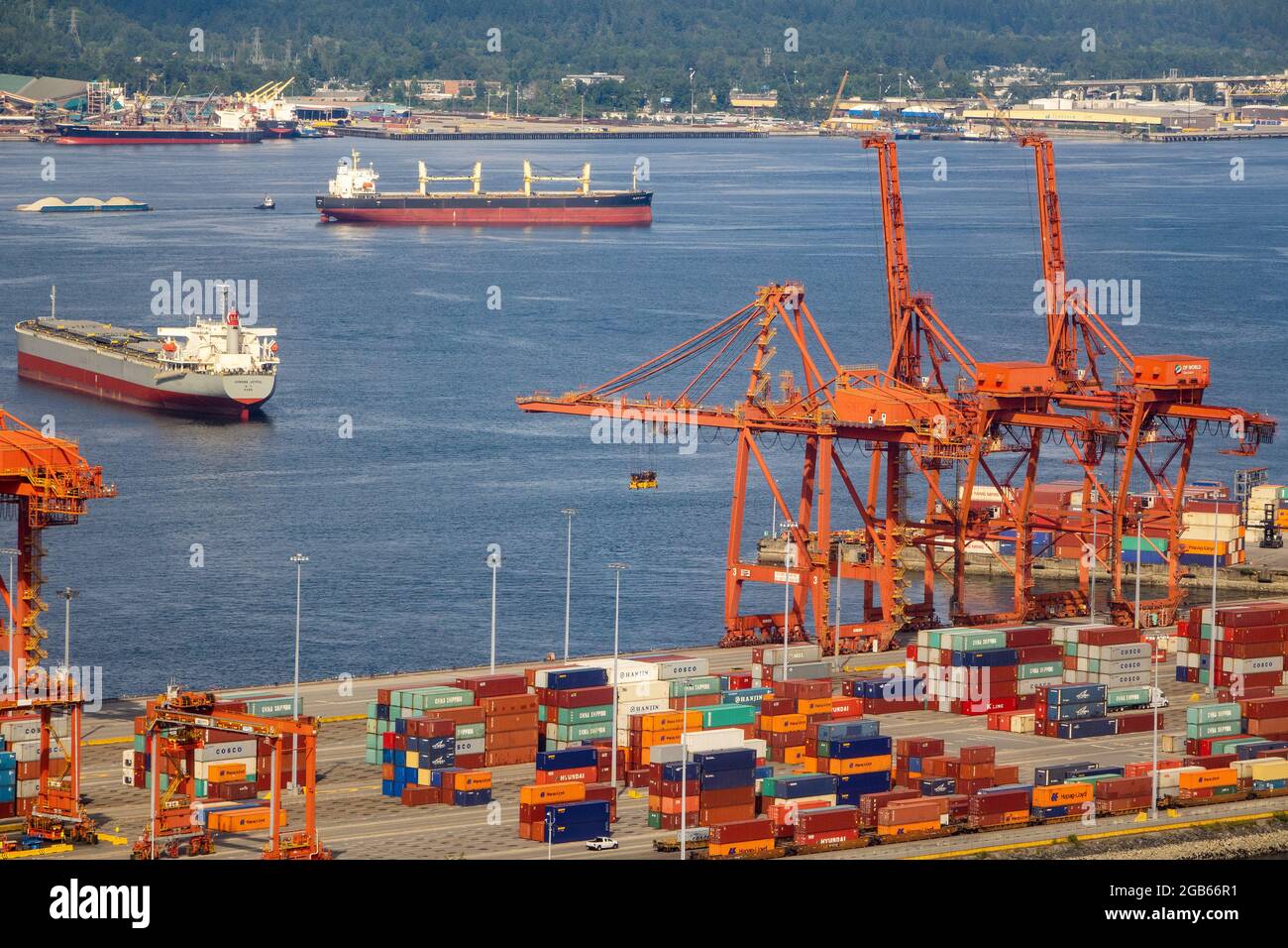 Grandes Grúas Gantry Carga Descarga de Contenedores de Embarque de Mar en el Puerto de Vancouver Columbia Británica El puerto más grande de Canadá Foto de stock