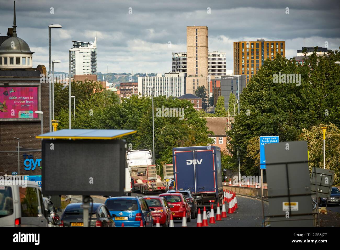 Perfil de Leeds desde A64 York Road Foto de stock