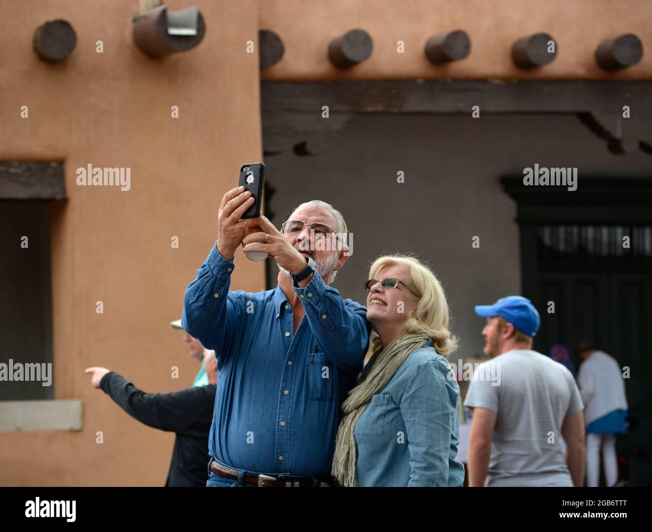 Una pareja que visita Santa Fe, Nuevo México, toma un retrato de selfie de recuerdo. Foto de stock