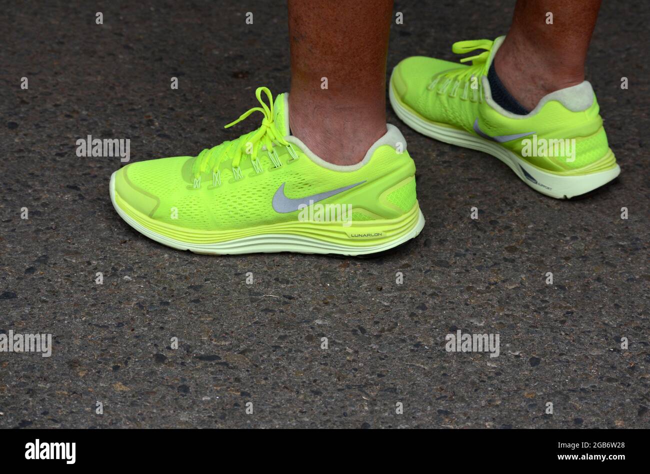 Un hombre lleva un par de zapatillas de running Nike Lunarlon en Fe, Nuevo México Fotografía stock - Alamy