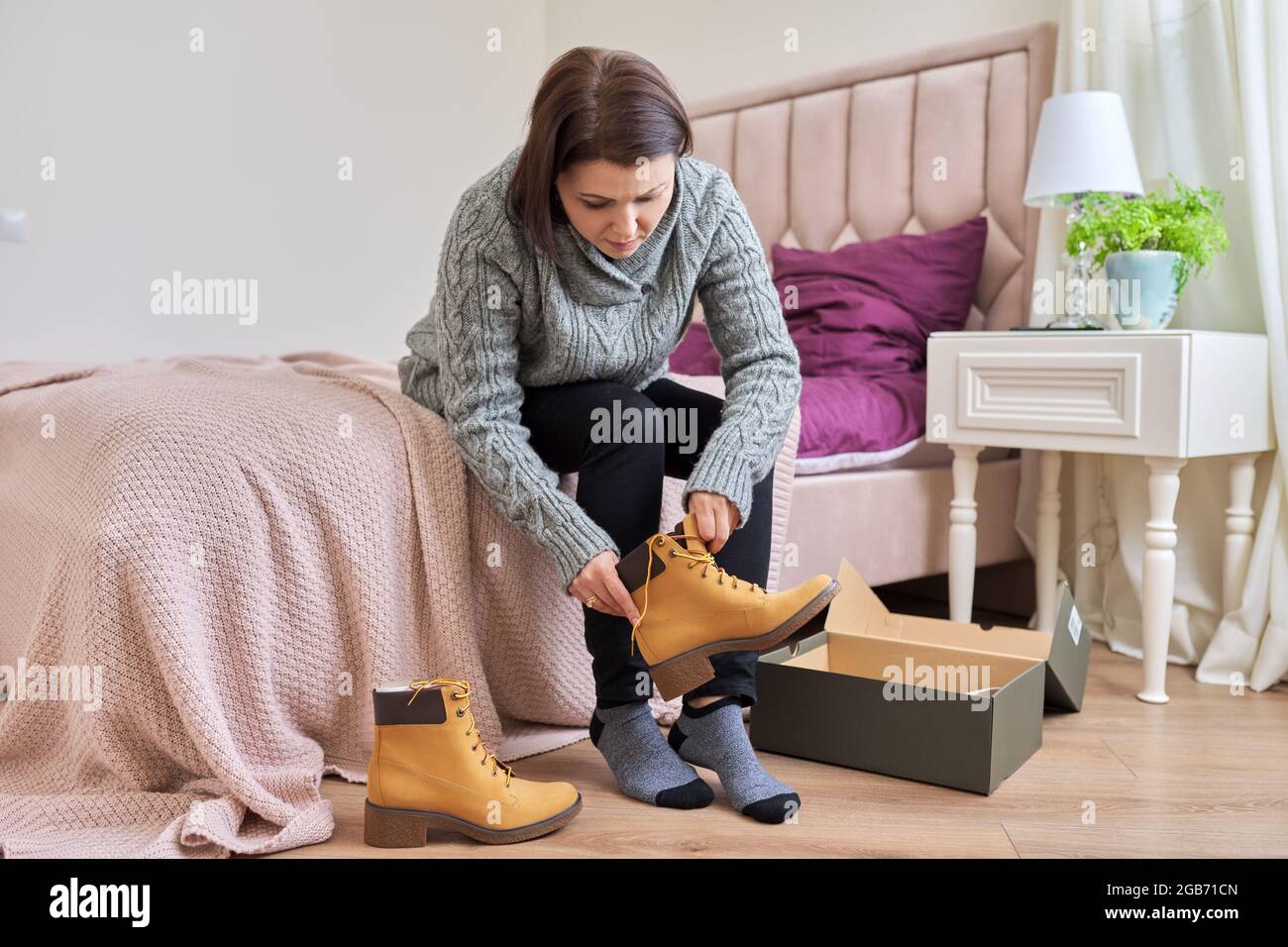 Zapatos para mujer botas de invierno de otoño, caja de zapatos, fondo  interior de la habitación del hogar Fotografía de stock - Alamy