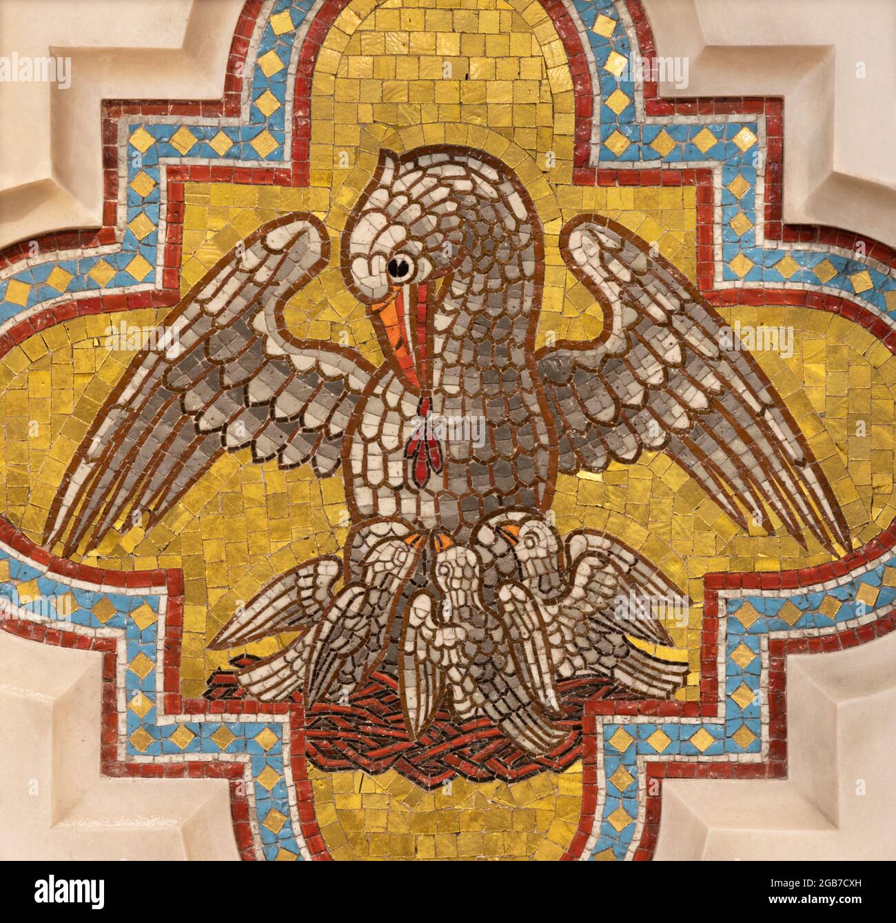 VIENA, AUSTIRA - JUNI 24, 2021: El Pelican como el símbolo de la oferta de Jesús en el sidealtar de la catedral de Votivkirche de 19. Cent. Foto de stock