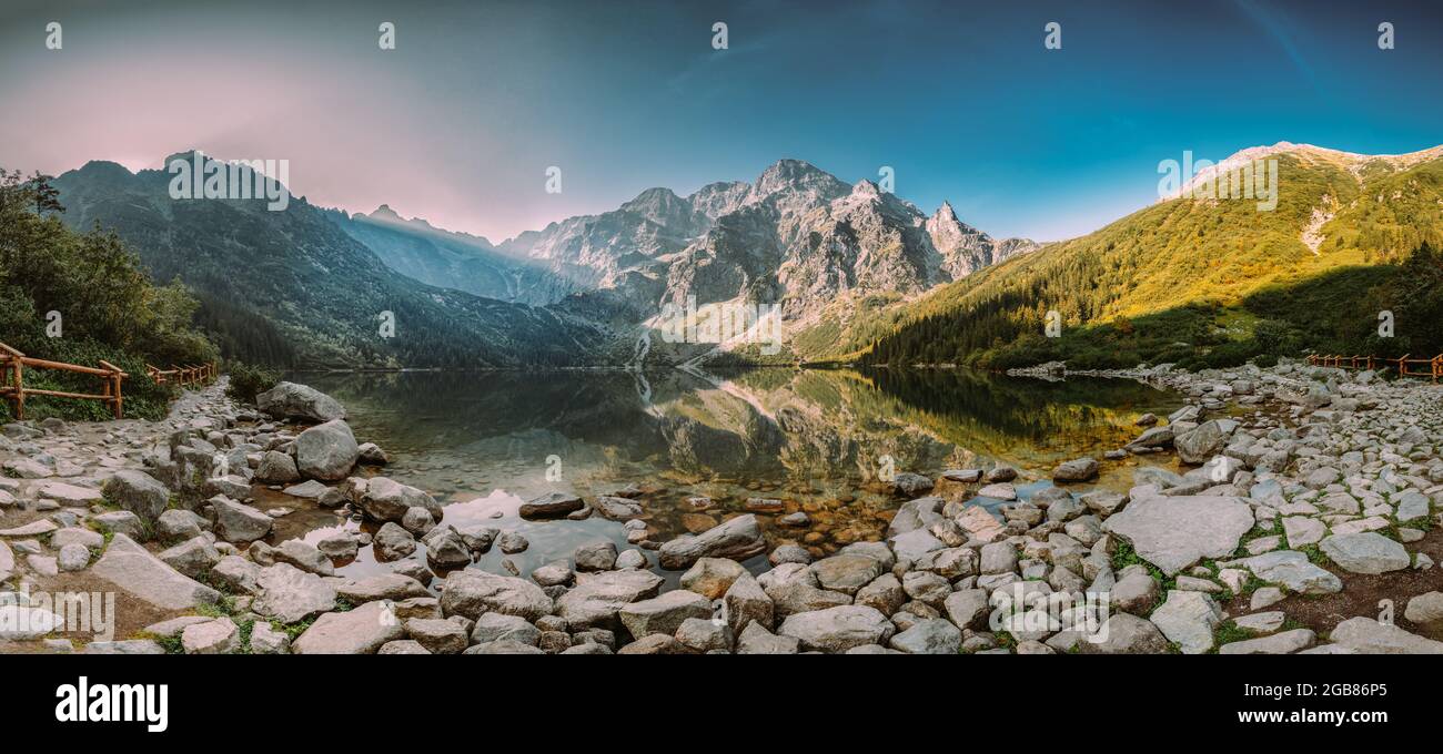Parque Nacional Tatra, Polonia. Panorama Montañas famosas Lago Morskie Oko o sea Eye Lago en la mañana de verano. Valle de los cinco Lagos. Hermoso paisaje Viev Foto de stock