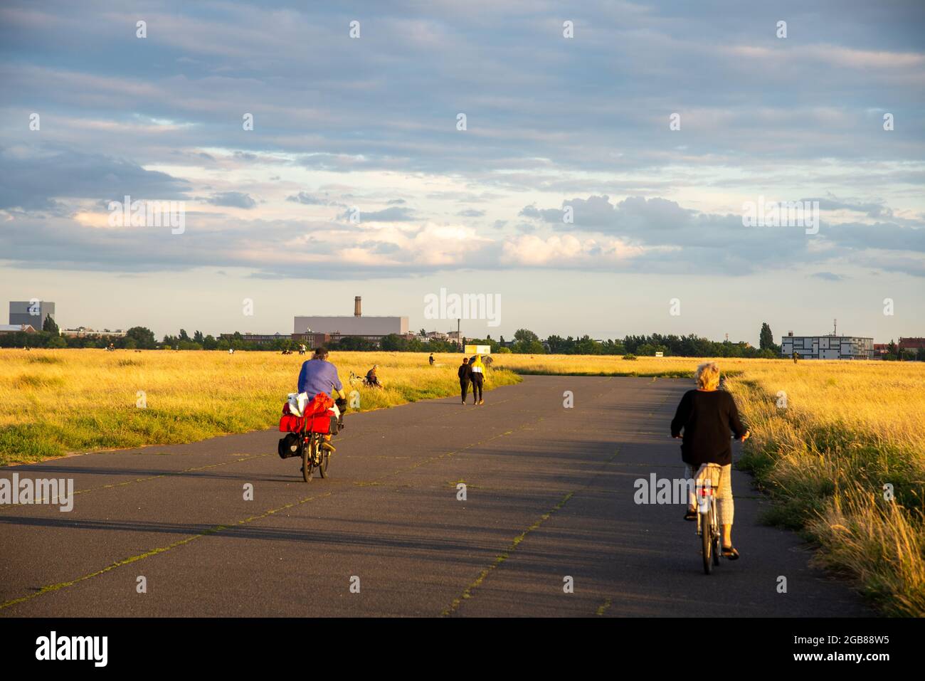 Ciclistas en el antiguo aeropuerto Tempelhof en Berlín, Alemania Foto de stock