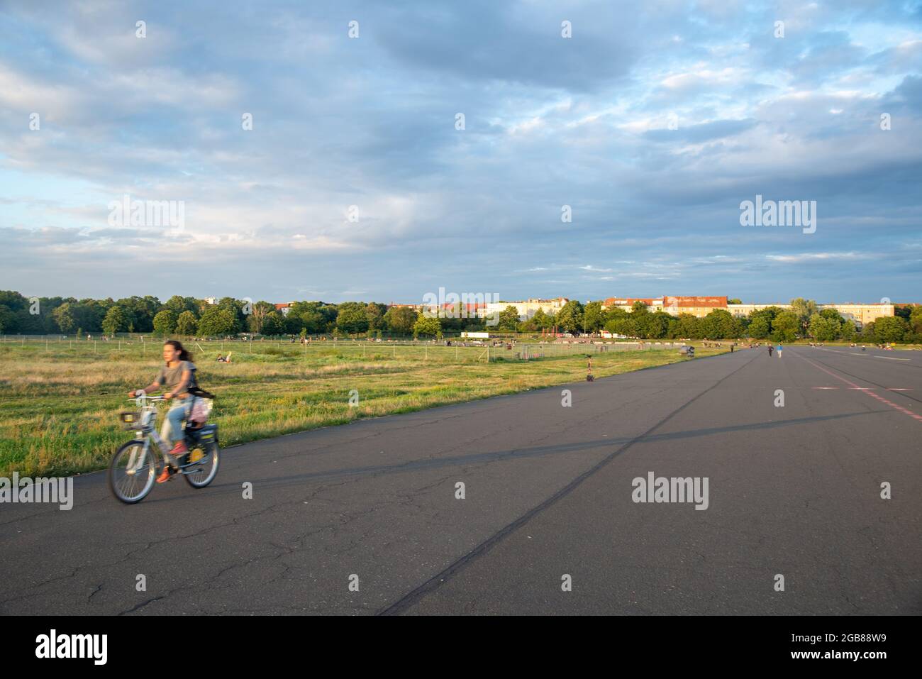 Ciclistas en el antiguo aeropuerto Tempelhof en Berlín, Alemania Foto de stock