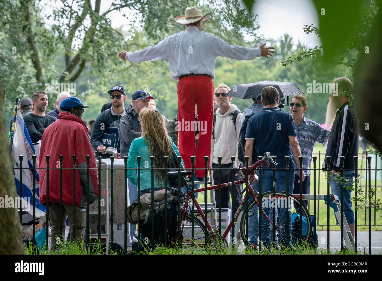 Los debates y discursos se reanudan en Speakers' Corner en Hyde Park la semana después de un presunto ataque islamista contra un predicador cristiano regular. Londres, Reino Unido. Foto de stock