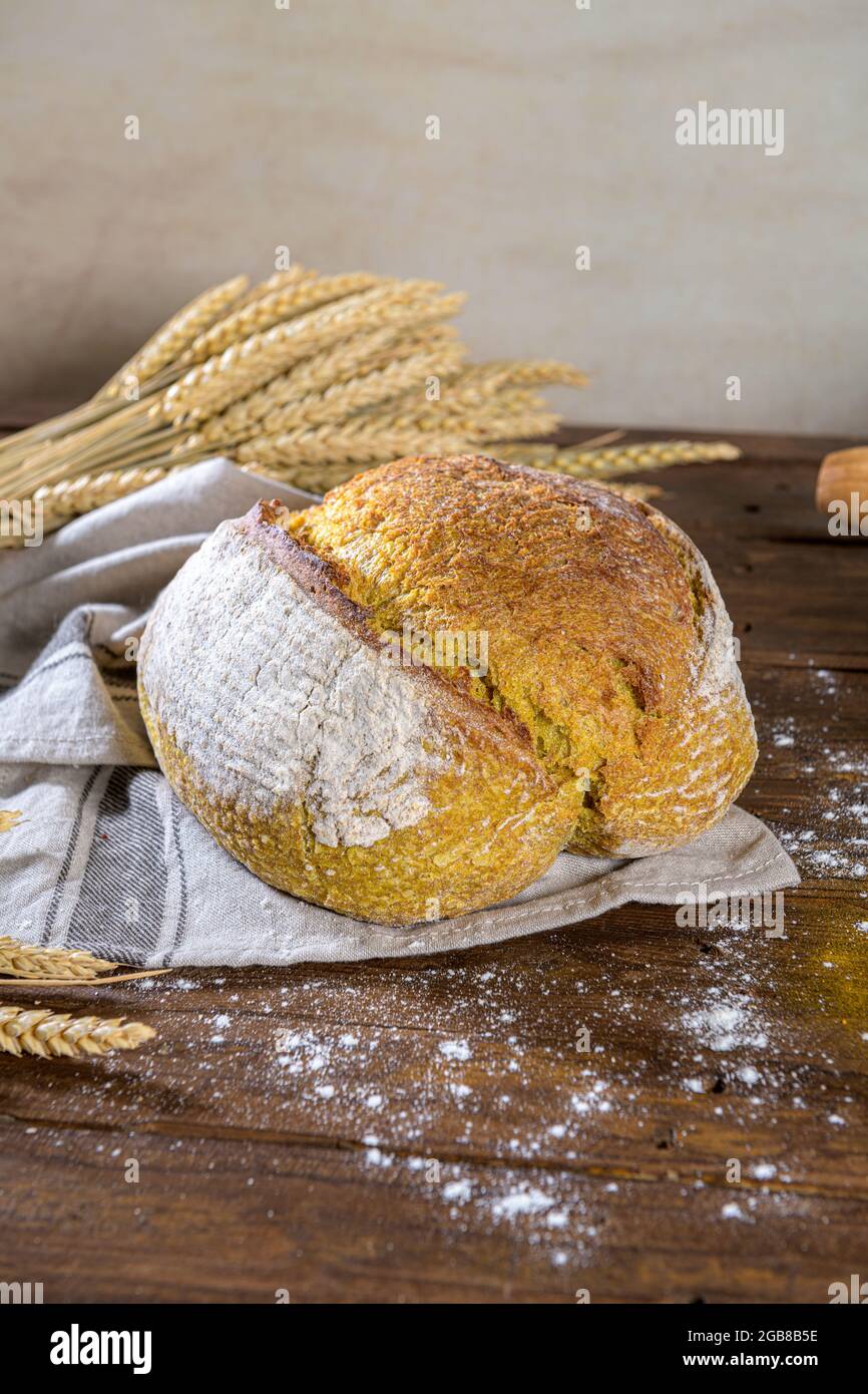 Pan cúrcuma crujiente casero, sobre una encimera de cocina. Foto de stock