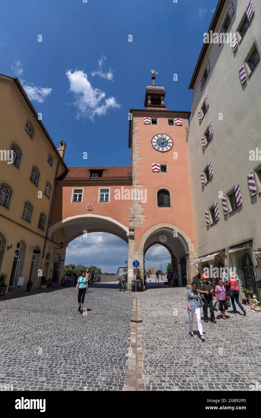 Puente de la torre, a la derecha el antiguo Salzstadel desde 1616, Regensburg, Palatinado Superior, Baviera, Alemania Foto de stock