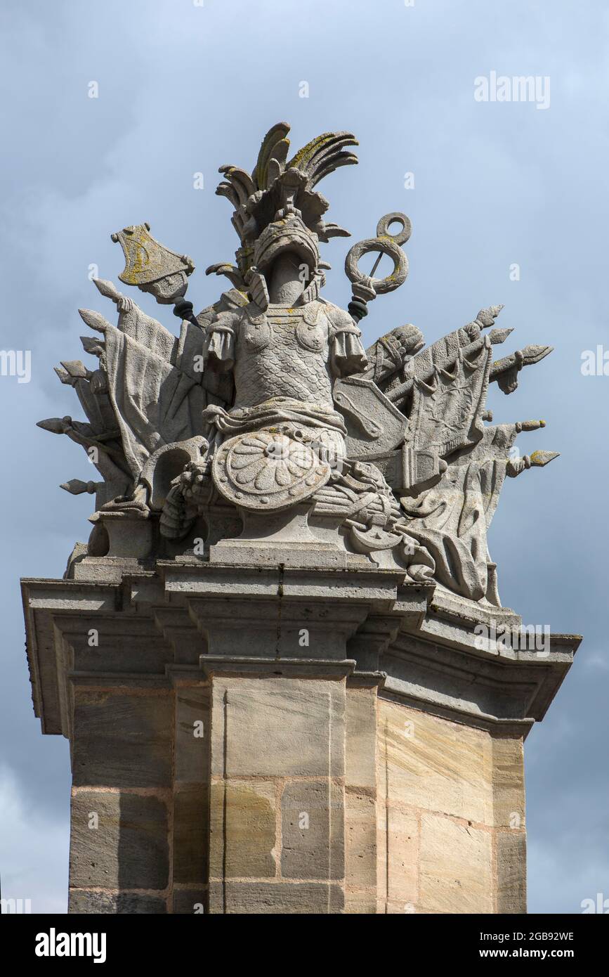 Tropaion, escultura de la victoria que consiste en brazos y armaduras y emblema de campo, Statdtor delante de la Residenz, Ansbach, Middle Franconia, Baviera Foto de stock