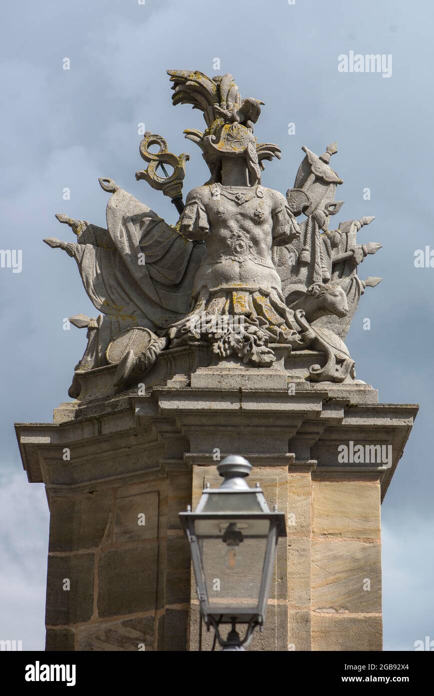 Tropaion, escultura de la victoria que consiste en brazos y armaduras y emblema de campo, Statdtor delante de la Residenz, Ansbach, Middle Franconia, Baviera Foto de stock
