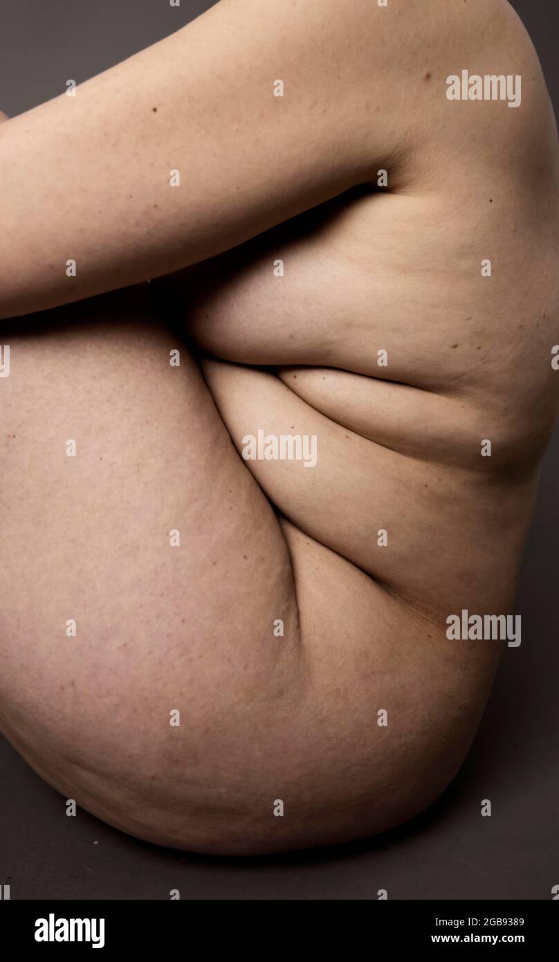 Desnudo femenino, cuerpo sentado de una mujer desnuda, mayor, más gruesa  con arrugas, vista lateral, estudio de tiro, Alemania Fotografía de stock -  Alamy