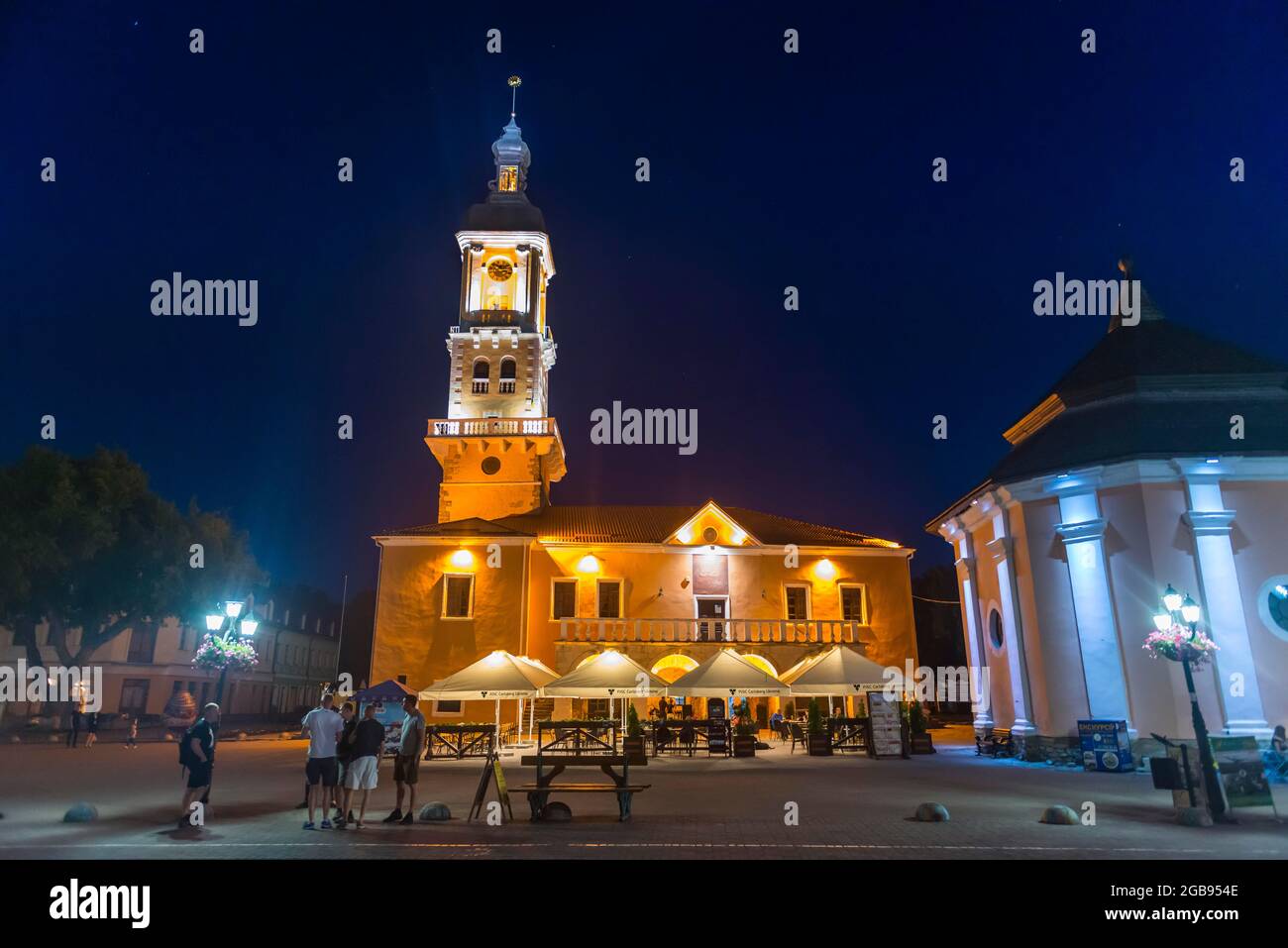 Edificio de magistrados polacos al atardecer, ahora el ayuntamiento de Kamianets-Podilskyi, Ucrania Foto de stock