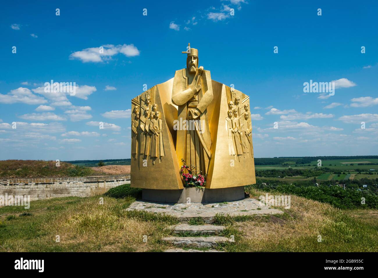 Estatua de oro en la entrada de la fortaleza de Khotyn en las orillas del río del Dniester, Ucrania Foto de stock