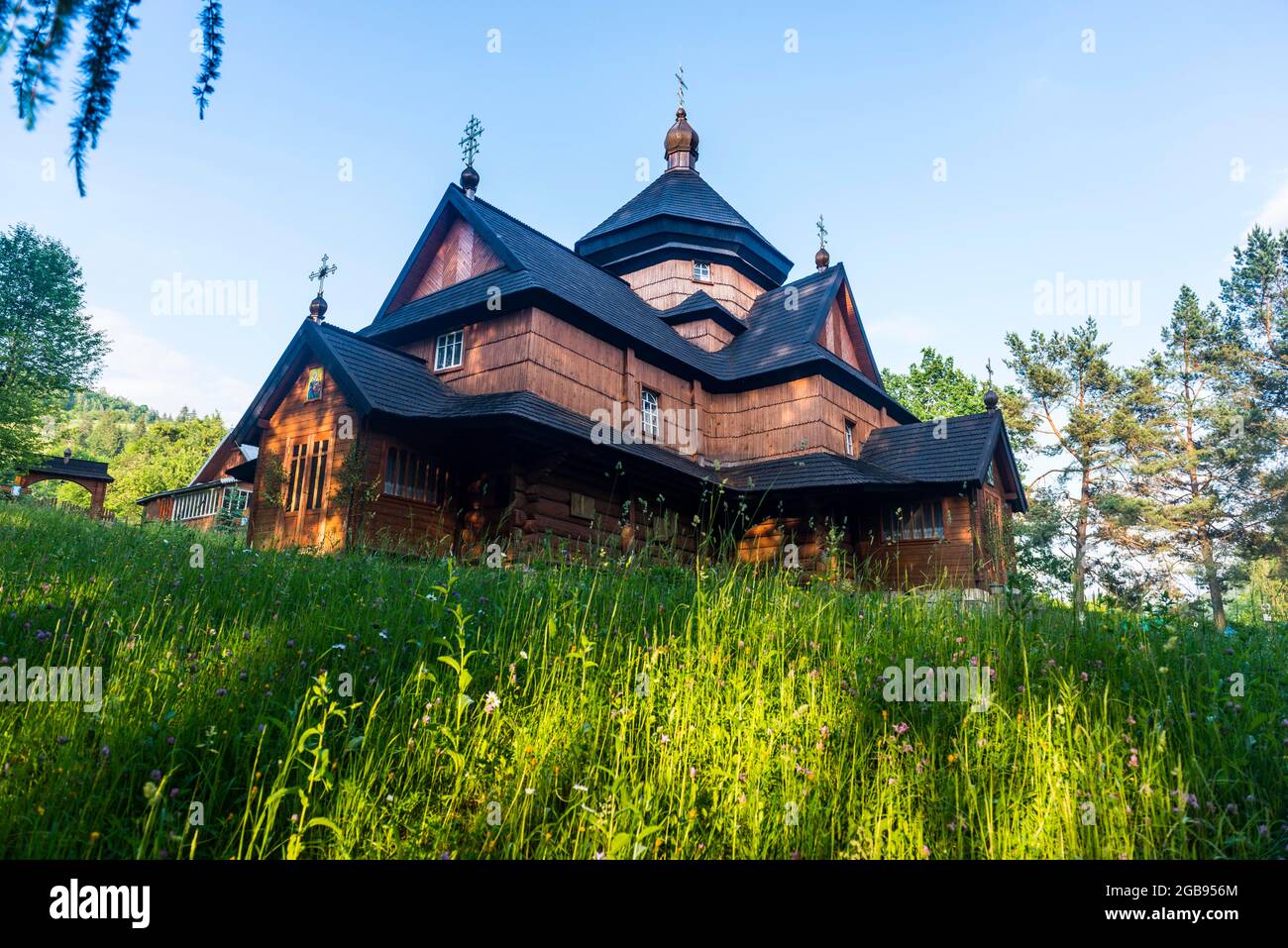 Iglesia de madera en Verkhoyna, montañas Cárpatos, Ucrania Occidental Foto de stock