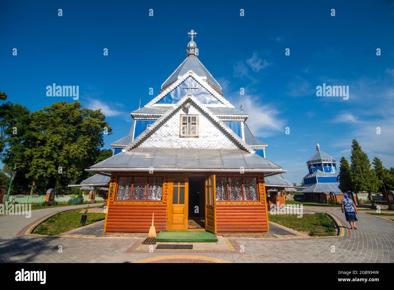 Iglesia de madera azul, cerca de Buchach, Ucrania Foto de stock