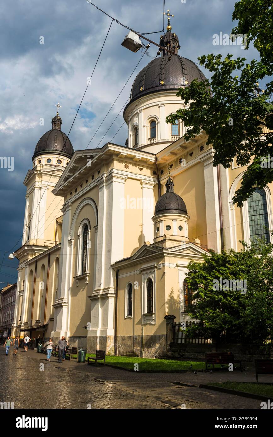 Iglesia de la Transfiguración en la Unesco ver la ciudad de Lviv, Ucrania Foto de stock